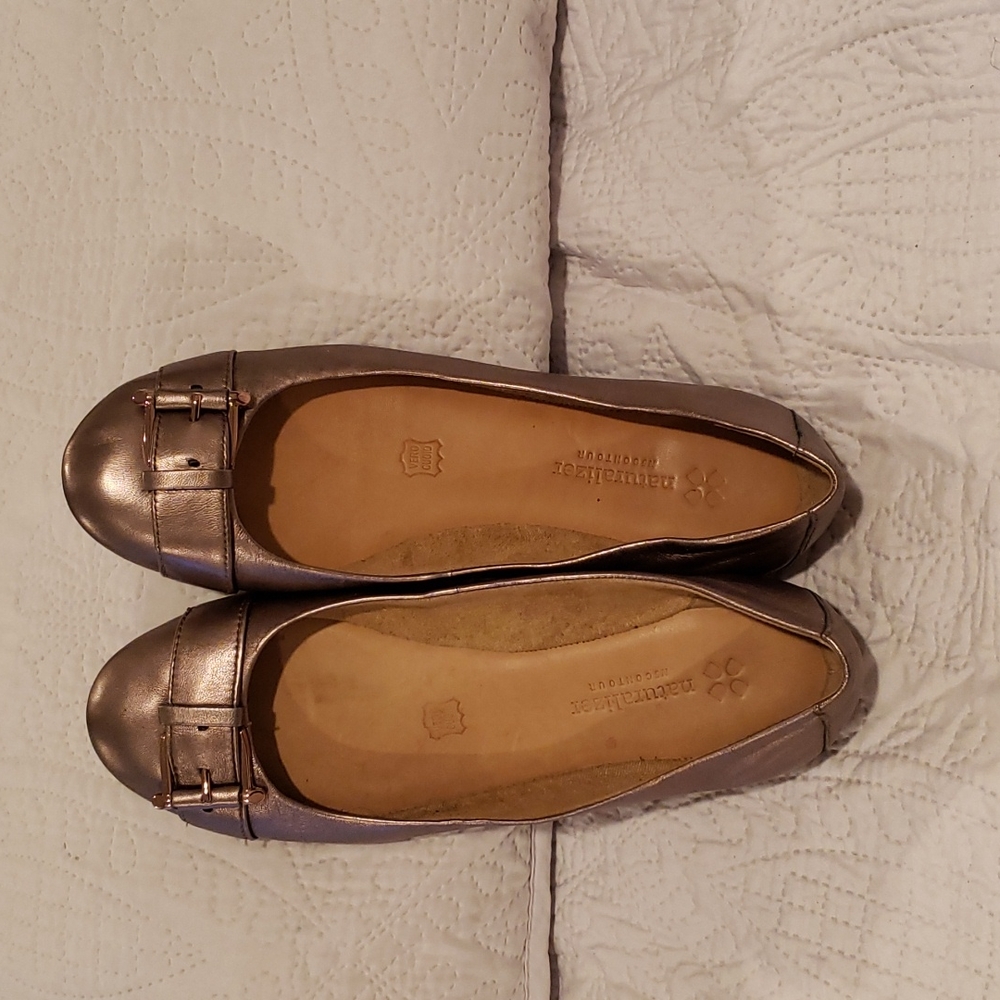 Naturalizer buckle flat in metallic taupe sz 10